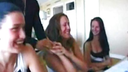 De vrouw van de buren zuigt een jonge man die op bezoek kwam en om omas willen neuken water vraagt.