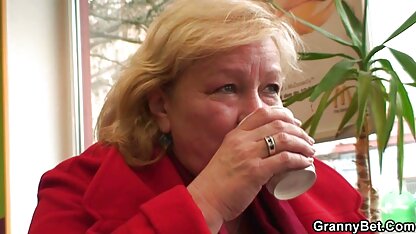 Het meisje werd betrapt toen ze een man bespioneerde in de badkamer, die in de gratis sexdating met oma buurt woont en vroeg om zichzelf te wassen.