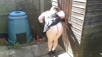 Een dienstmeid reinigt het Huis van haar meester begon hem te strelen gratis oma neuken met een stofzuiger en zuig de clitoris in de buis