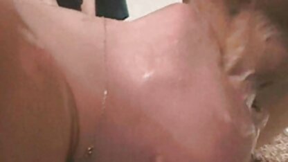 Een vrouw die schuldig is aan het vragen van haar man om vergeving door op haar knieën neuken met je oma voor hem te kruipen zonder slipje