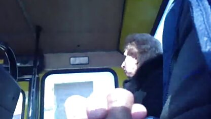 Jenny vader neukt oma buiten het huis