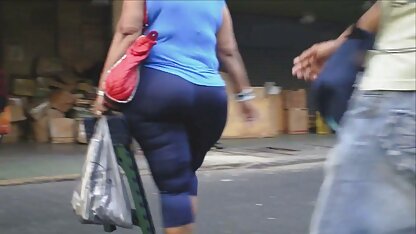 De jonge man besmet de oude oma op een meer in het bos, terwijl zijn ouders gaan, droeg hij haar door oma buitensex de bosjes
