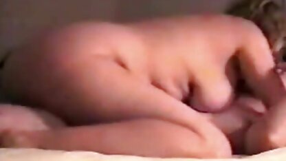 Een magere Kazakse vrouw van ongeveer 18 deed haar voeten achter haar oren en liet de Russische mannelijke penis in het gat neukende omas