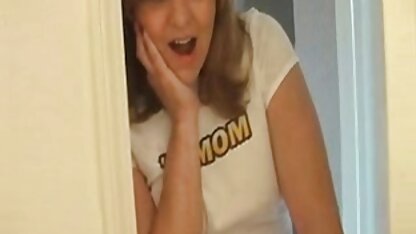 Joceline in oma neukt zoon witte kousen