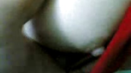 Kleine objecten vol lust gesloten in een tweezits compartiment en begon te vrijen met een dildo oma gaat neuken op camera