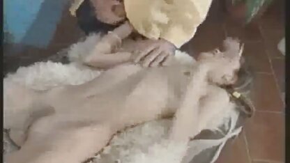 Blond anaal eerst met een volwassen man, een lid gaat naar het einde van de Eierpers in vette oma neuken de kont