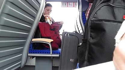 Erica keek voor een spiegel. oma in kont neuken