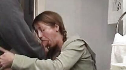Gazia slim zuigend korte lul voor de neuken met mijn oma bruidegom en kreeg een goede rol in het gezicht, sluit haar ogen