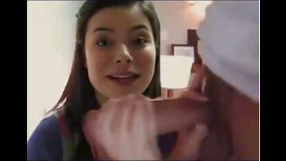 De vrouw wast de afwas ' s morgens en gaat naar achteren. Man die slipjes neukende omas trekt, zijn lul.