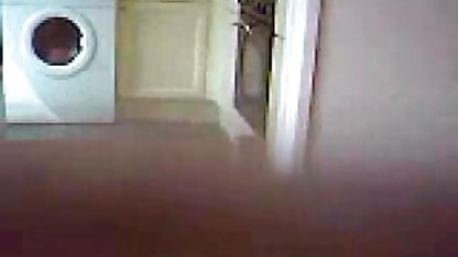 Vrouwen die plezier hebben met een roze vibrator die zich wast in de neuken met een oma douche en masturbeert met haar paard.