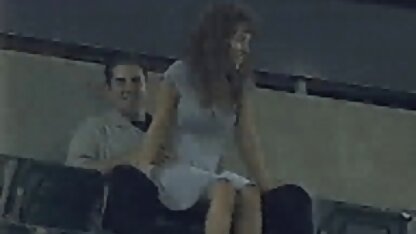 Ze sloeg haar vriend oma zoekt sexdate in de kont op het balkon met zijn hoofd uit het raam, schreeuwde onderweg vanwege het verlangen van goddeloze